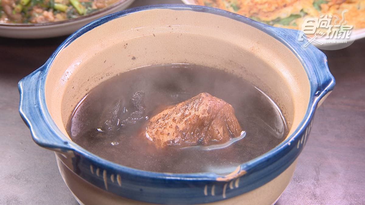 「黑菜脯雞湯」湯頭喝起來很甘甜。