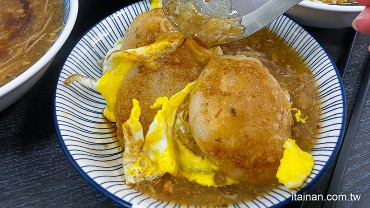 「招牌米粿」表皮煎得酥脆，再加上焦香味和蛋香超迷人。（圖片來源：台南好Food遊）
