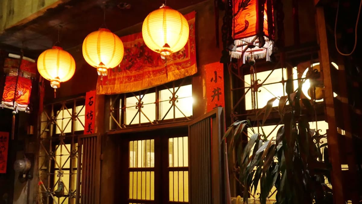 店面外觀的雕花鐵窗、彩繪燈籠都充滿復古氛圍。（圖片來源：SHINYBAN's Life甩尼班）
