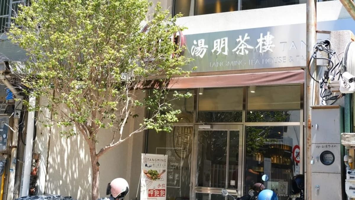 純白色的店外觀搭配金屬材質Logo，簡約中散發出獨特的氛圍。（圖片來源：肉依小姐吃什麼 ）
