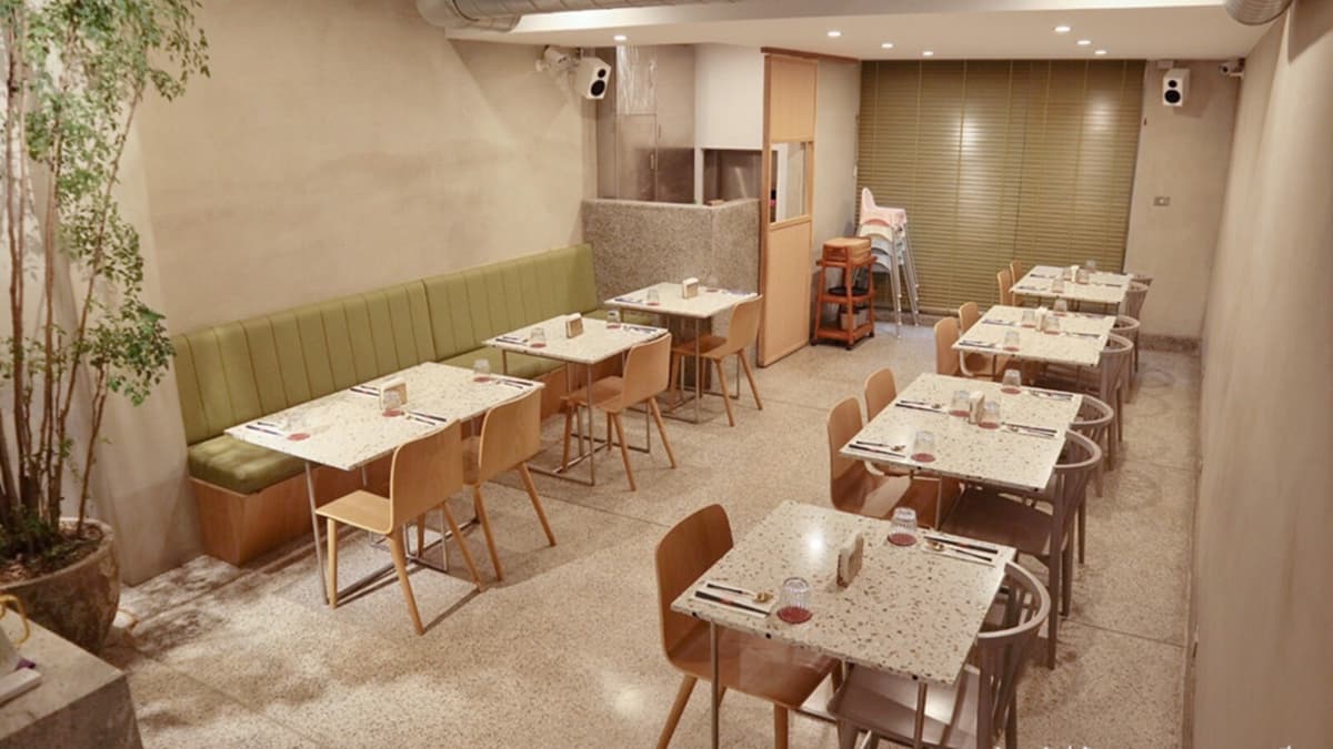室內保留老宅建築的復古之美，裝潢很有質感。（圖片來源：ㄚ綾綾單眼皮大眼睛）