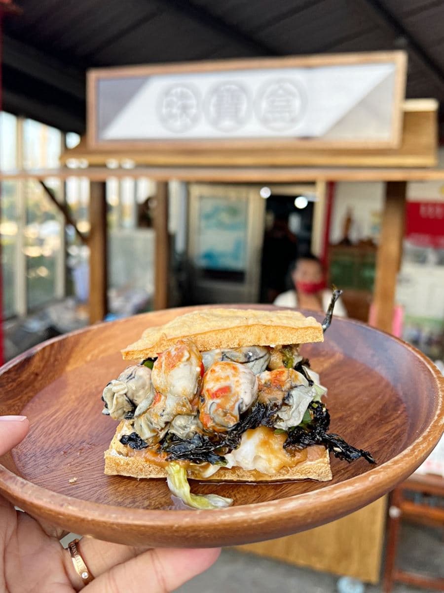 在地里長家隱藏版美食?「巨無霸臭豆腐」爽嗑爆量鮮蚵,獨家訂製比手掌還大 在地里長家隱藏版美食?「巨無霸臭豆腐」爽嗑爆量鮮蚵,獨家訂製比手掌還大