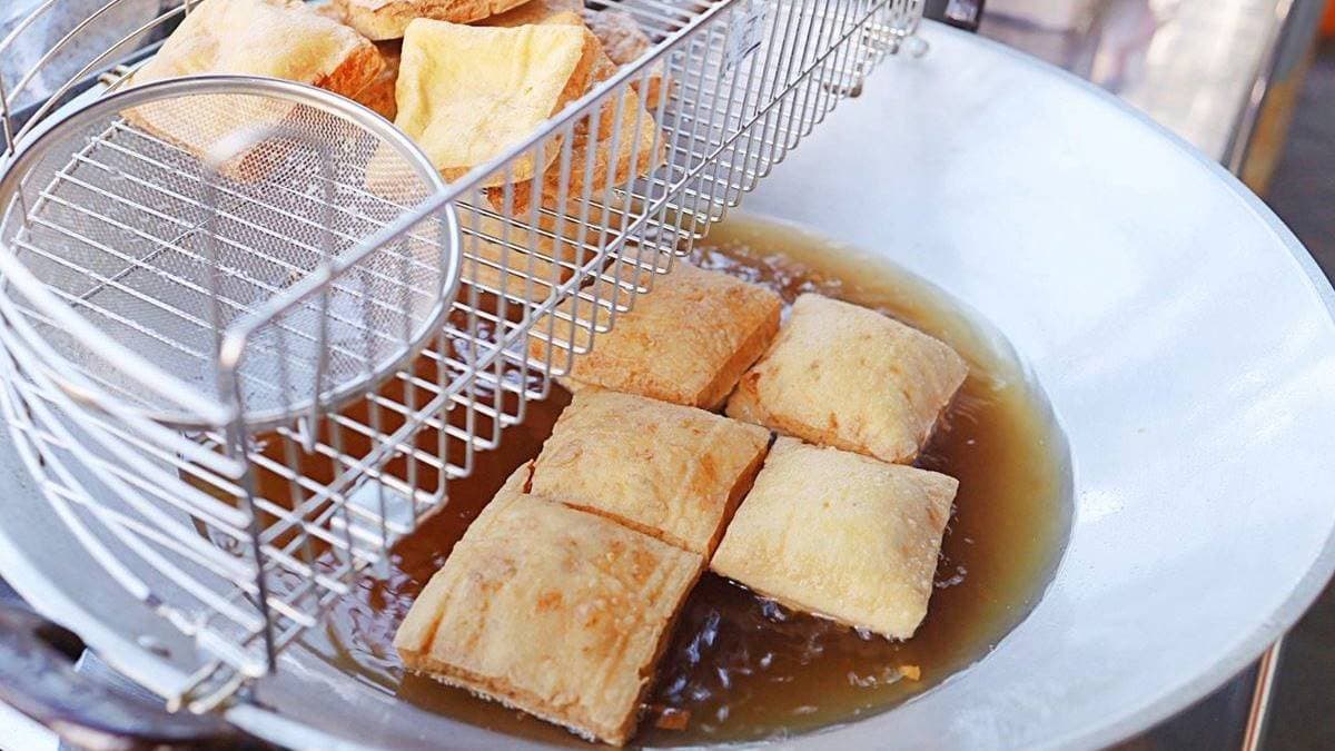 店家特別訂製超大尺寸的臭豆腐，差不多比女生手掌還大！（圖片來源：豬飛小姐的彩色生活）