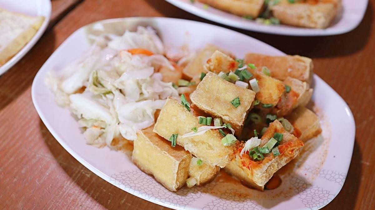 不敢吃鮮蚵的朋友，也可以選擇原味臭豆腐，口感無敵酥脆！（圖片來源：豬飛小姐的彩色生活）