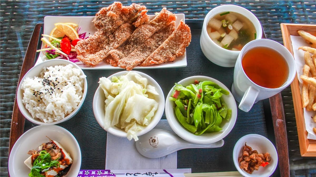 「古早味排骨飯風味套餐」有炸排骨、３菜１湯和飲品。（圖片來源：13‘s幸福食光）