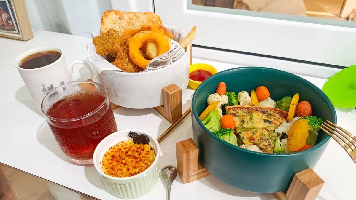 菜單以簡餐為主，也有咖啡等飲品，無糖紅茶、綠茶還能無限暢飲。（圖片來源：Nancy將的生活筆計本）