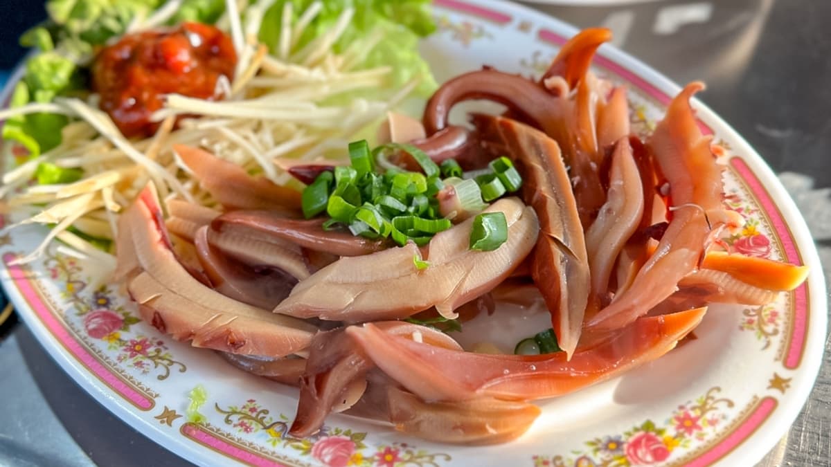 店內提供多達40道以上的快炒料理，還有一些當日限定的菜色。（圖片來源：靜兒貪吃遊玩愛分享）