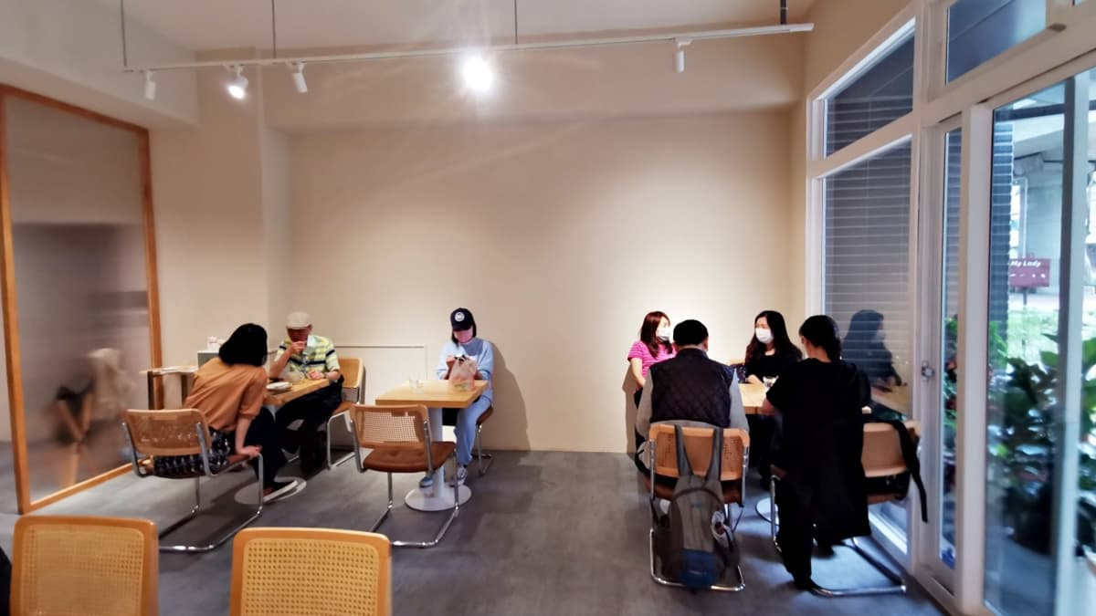 店裡有提供內用座位，另有開放外送平台訂購。（圖片來源：吳大妮的生活筆記本）