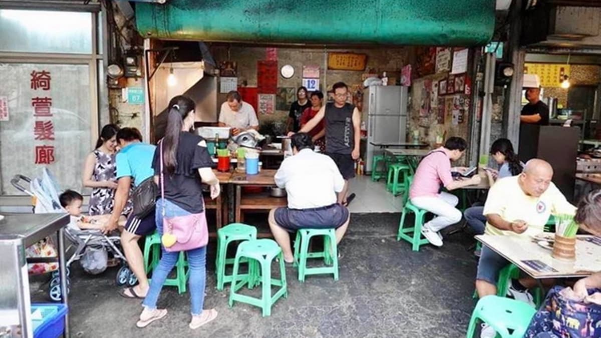 下午５點不到店門前就幾乎快坐滿了，所以大家不妨早點到比較不會排隊。（圖片來源：貓大爺部落格）
