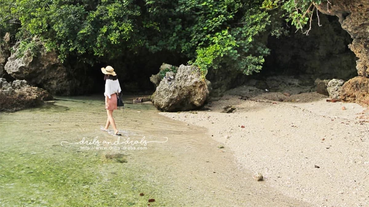 這裡佇立了高矮不一的巨大珊瑚礁岩，彷彿與世隔絕一般。（圖片來源：Dribs & Drabs）