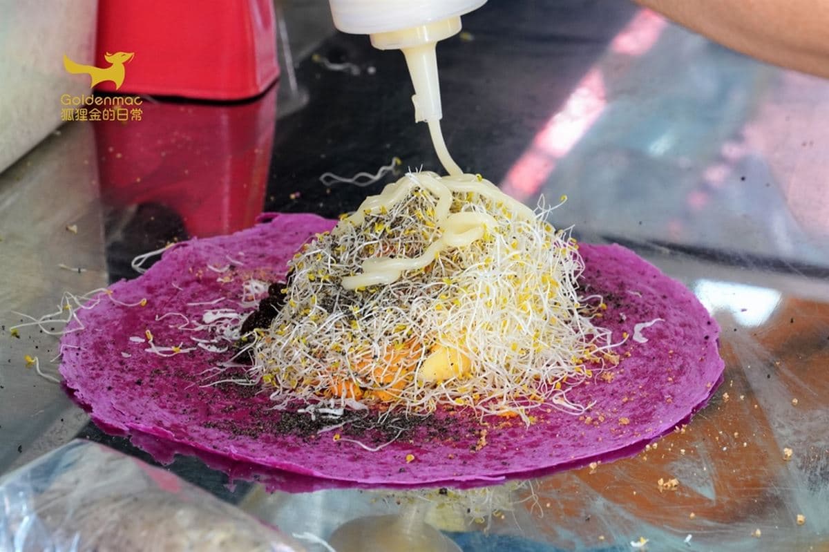 塞爆配料僅50元！台中人激推向上市場「彩虹手捲」，每日現做５色餅皮超吸睛