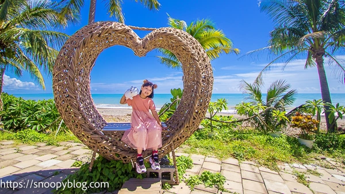 心型藤椅也好網美，搭配墾丁蔚藍的天空好耀眼。（圖片來源：史努比遊樂園）