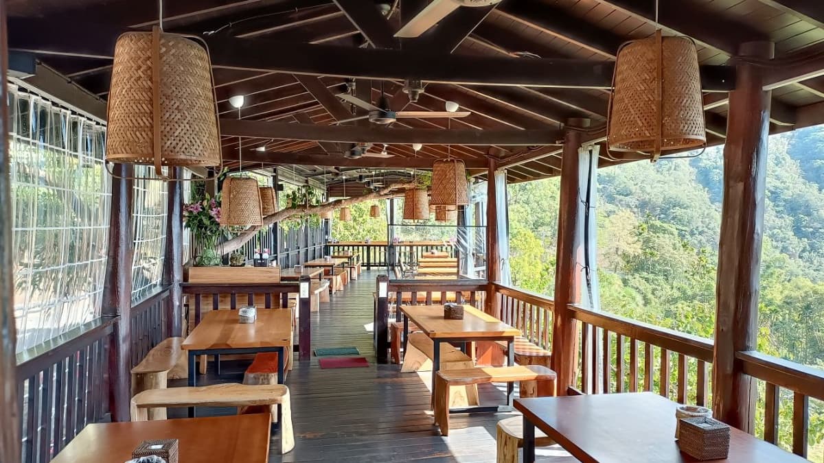 餐廳蓋在山崖邊，風景完全沒有遮蔽，一望無垠。（圖片來源：Vicky媽媽的遊樂園）