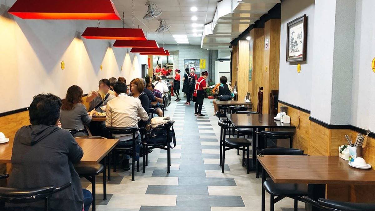 店內座位有長型桌，也有適合大家庭聚餐的圓桌。（圖片來源：娜姐 Foodelicious）