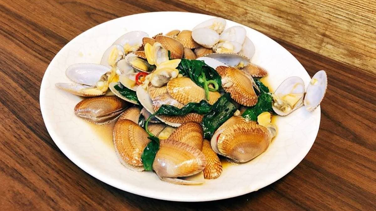 「炒海瓜子」獨特的辛香與鹹香，勾勒出道地的台灣熱炒味。（圖片來源：娜姐 Foodelicious）