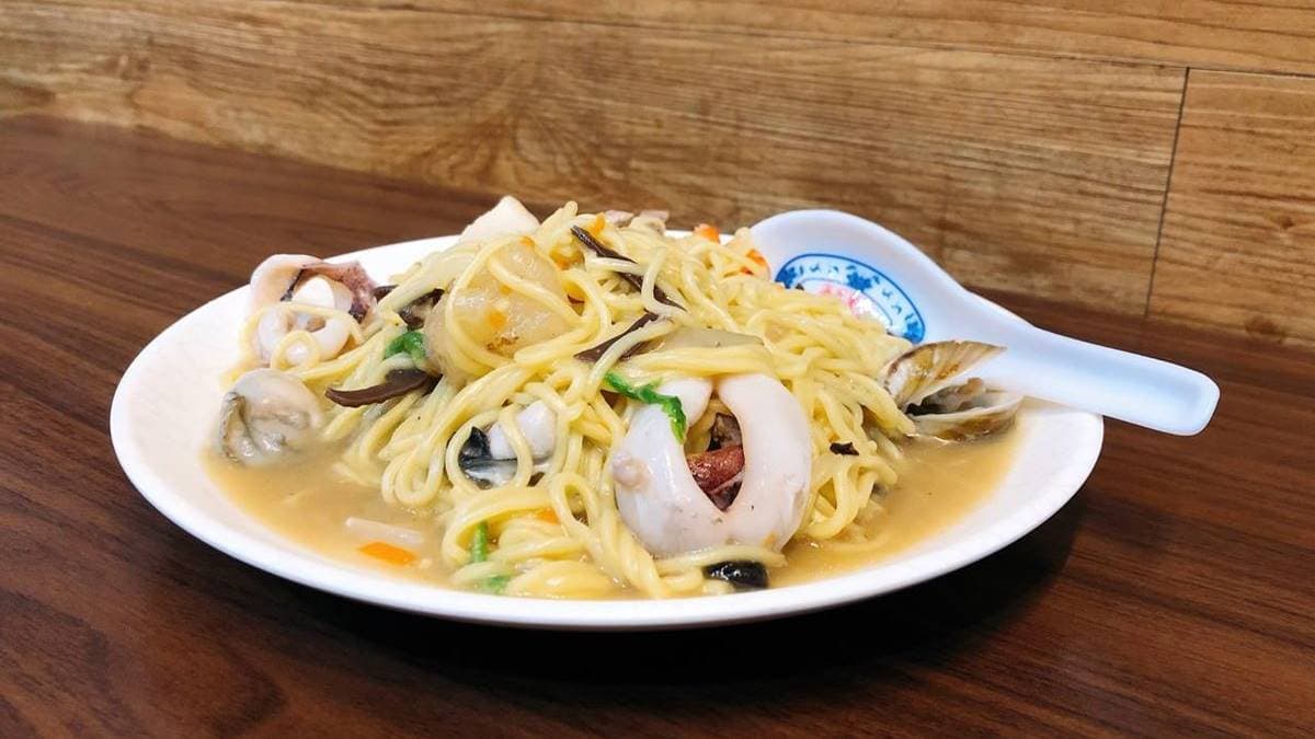 「海鮮炒麵」有滿滿的海鮮香氣，還加入淡水魚丸有在地特色。（圖片來源：娜姐 Foodelicious）
