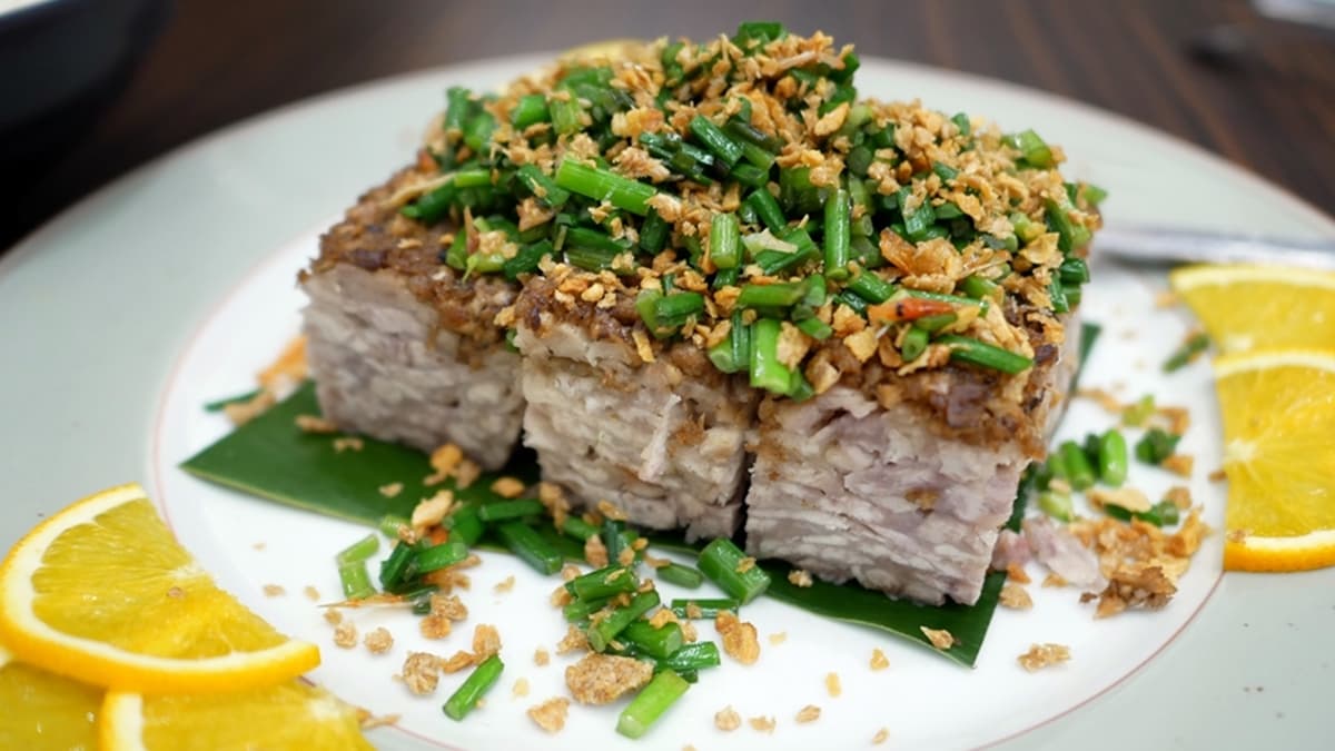 「櫻花蝦芋香糕」酥脆的櫻花蝦配上芋頭濃濃的香氣， 鹹甜美味令人難忘。（圖片來源：旅途中的景深隨想）