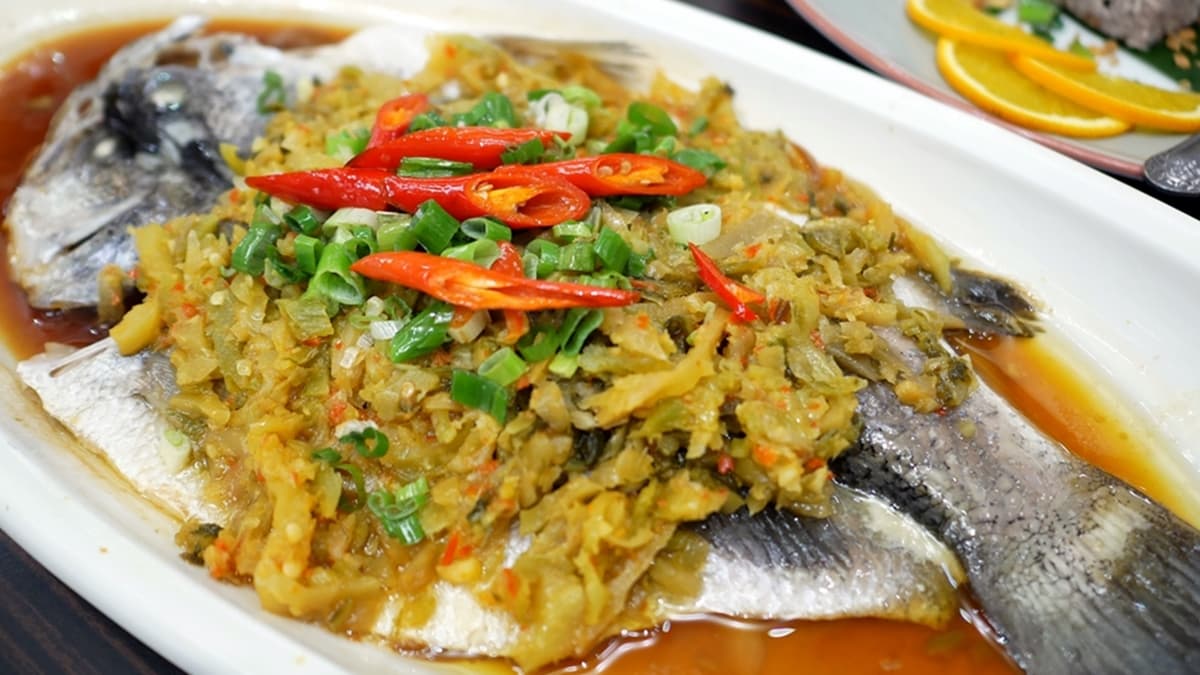 「客家酸菜魚」鱸魚本身魚刺較少，肉質肥美多汁。（圖片來源：旅途中的景深隨想）