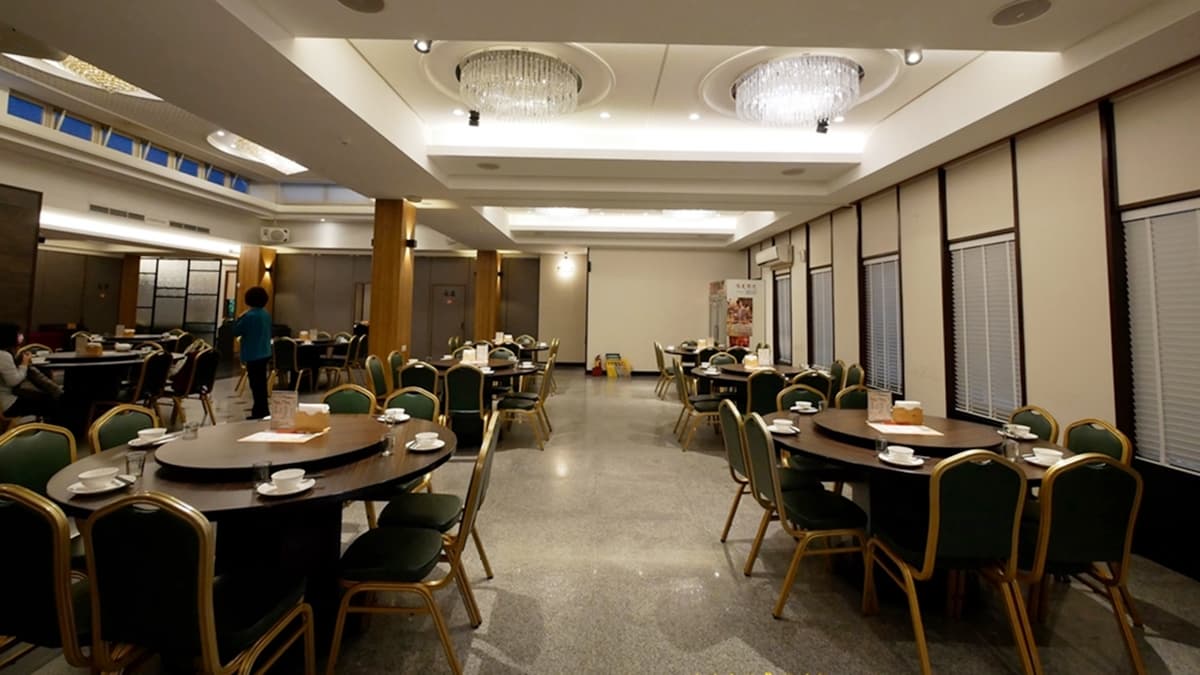餐廳用餐空間寬敞，裝潢風格相當典雅。（圖片來源：旅途中的景深隨想）