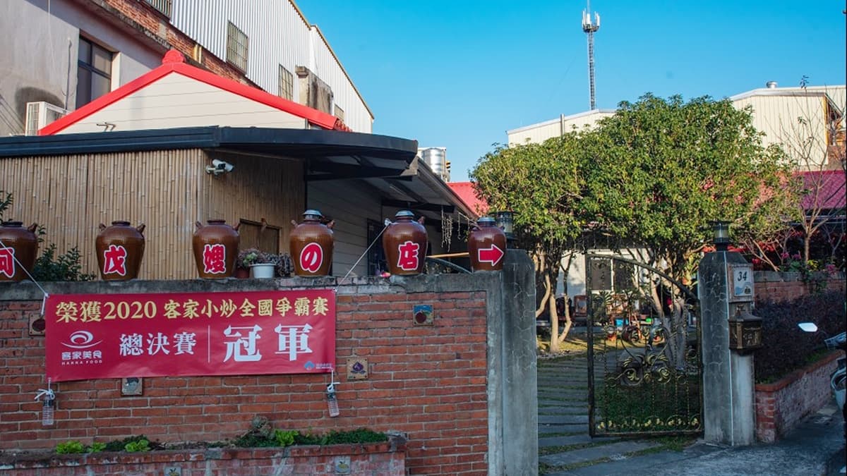 「阿戊嫂の店」位在三灣鄉五穀廟旁。（圖片來源：假日農夫愛趴趴照）