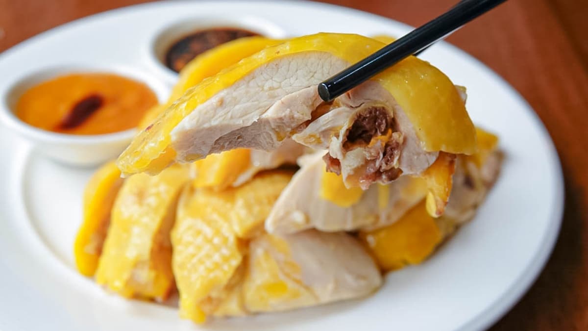 假日限定的「白斬土閹雞 」是店裡超夯的菜色。（圖片來源：靜兒貪吃遊玩愛分享）
