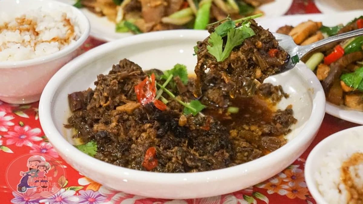 「梅乾菜炆肉」鹹香入味，相當開胃又下飯。（圖片來源：NANA媽四處趴趴走美食日記）