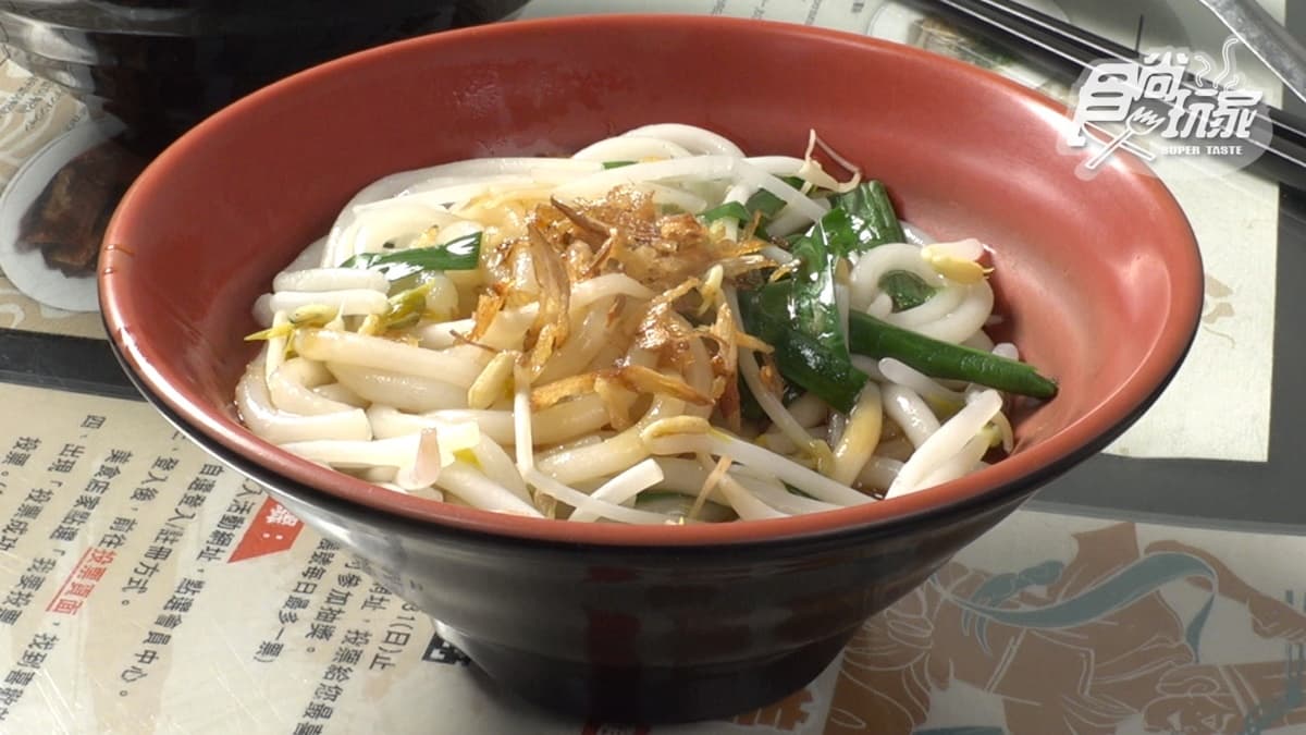 「乾米苔目」加了蝦仁油蔥酥提味，香氣十足。