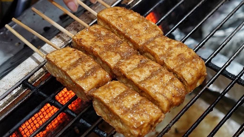 臭豆腐都是先經過油炸再炭烤過，再塗上祕製醬汁調味。（圖片來源：阿華田的美食日記）