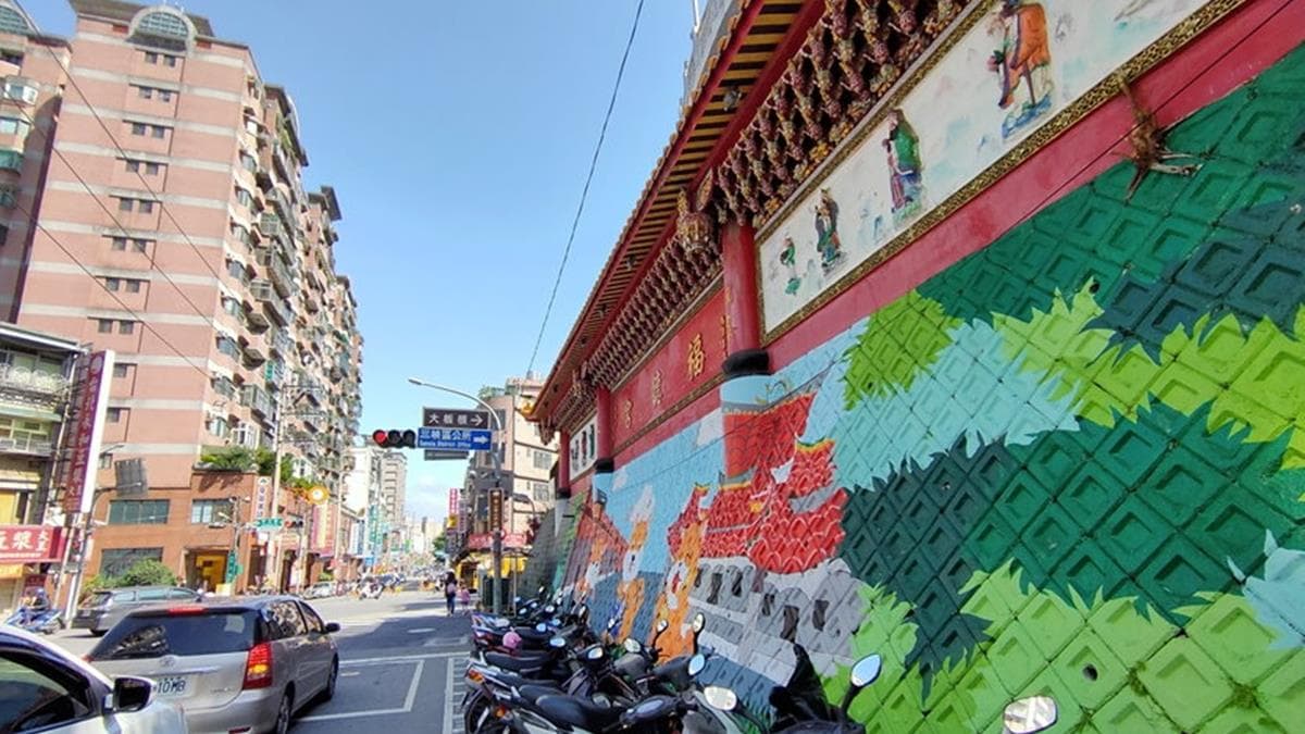 沿著中山路走，看見福德宮後右轉就到三峽中山公園囉。（圖片來源：大口老師的走跳學堂!）