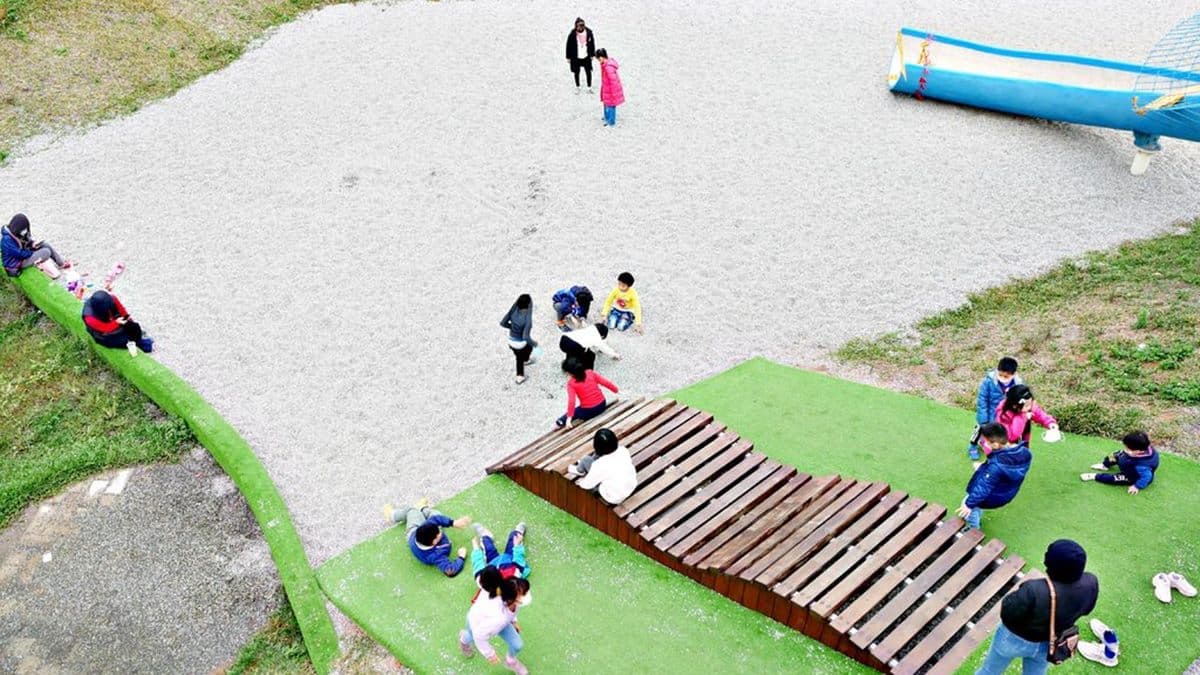 遊戲場的另一區有小小滑草道、波浪木筏，以及大沙坑。（圖片來源：Dina的幸福旅程）