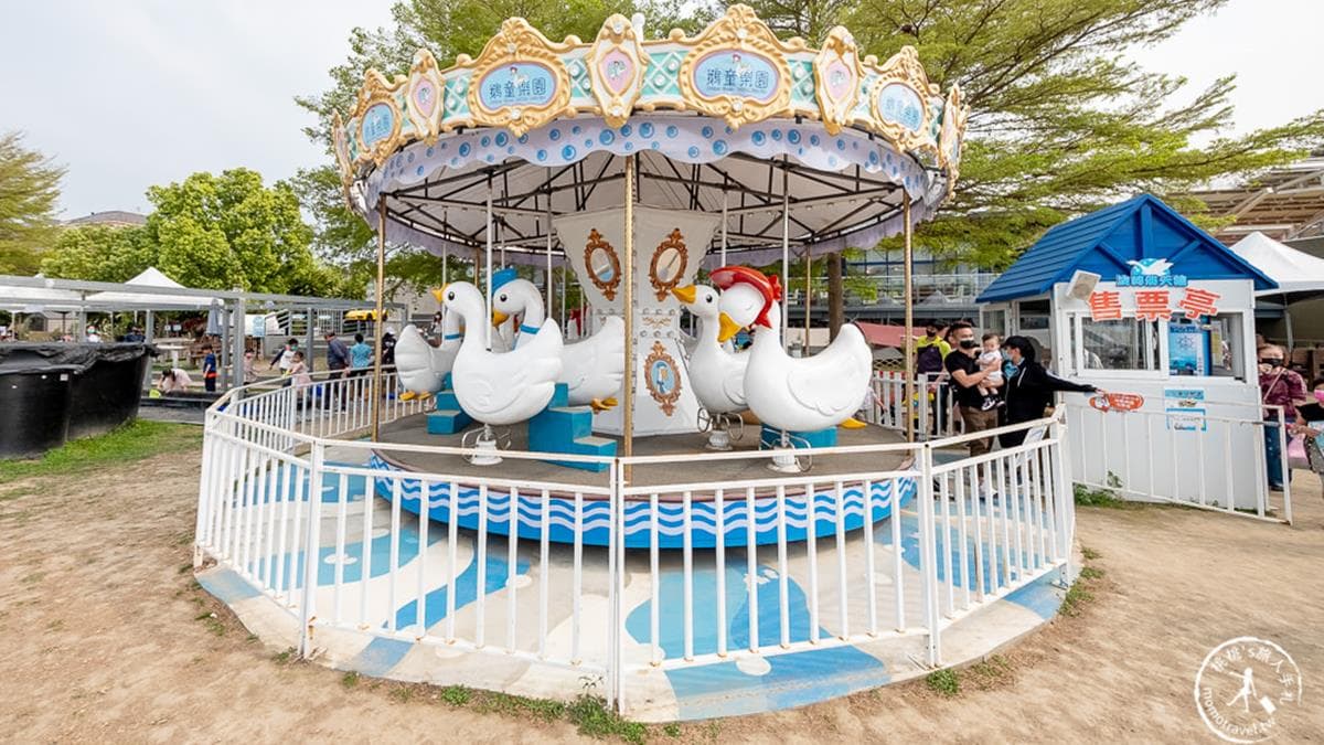 「旋轉天鵝」大概是全世界唯一以鵝為造型打造的旋轉木馬設施吧！（圖片來源：桃桃’s旅人手札）
