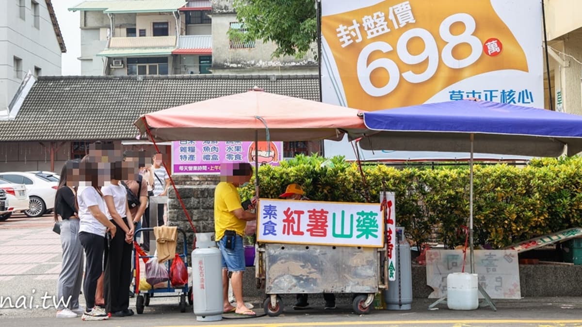 「草屯李蘇古早味紅薯餅」攤位就在碧山路與草溪路交叉路口。（圖片來源：Nana愛旅行札記）