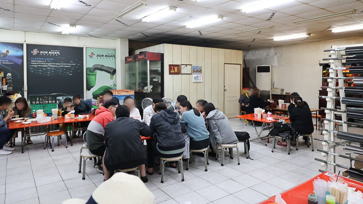 室內用餐環境採紅桌和小矮凳，裝潢很簡單。（圖片來源：口袋吃吃五十咩）