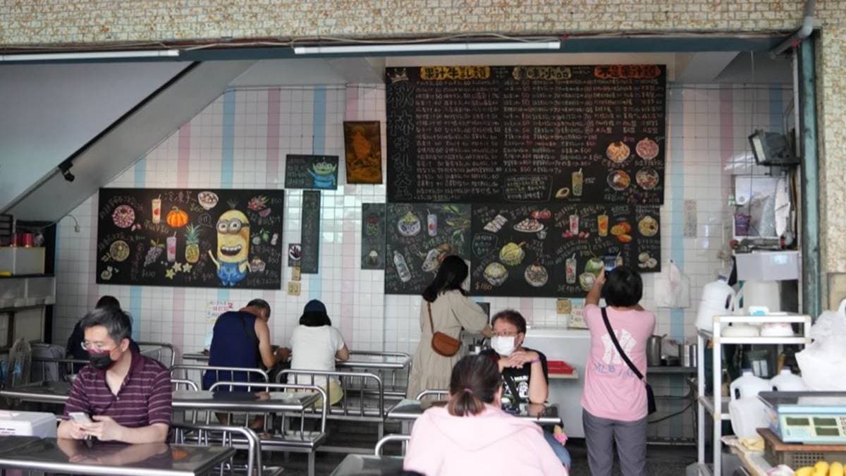 店內裝潢很簡單，就是最傳統在地的冰果室。（圖片來源：算命的說我很愛吃）