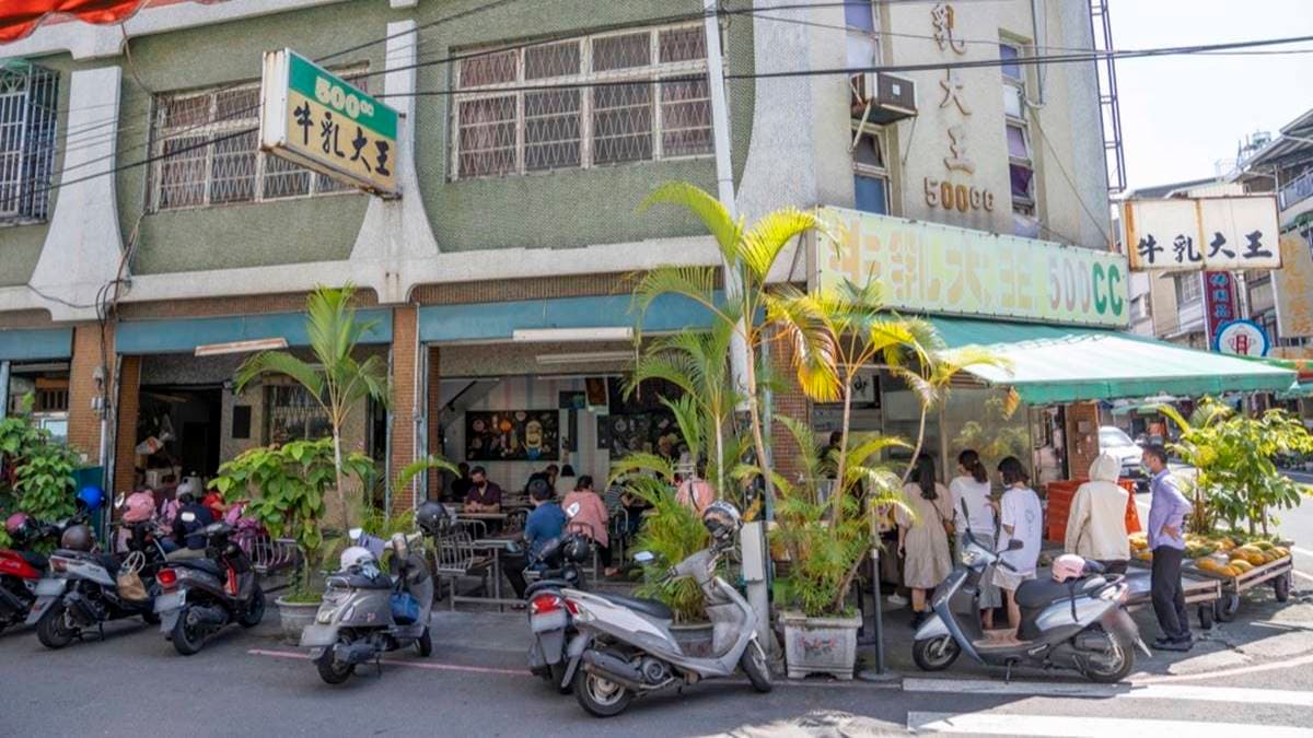 老字號的「秋林牛乳大王」陪伴許多在地人長大。（圖片來源：算命的說我很愛吃）