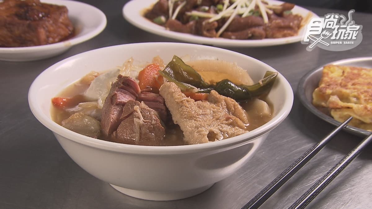 「菜尾湯」配料有很多種，湯頭也很鮮甜，也是不少老饕的最愛。