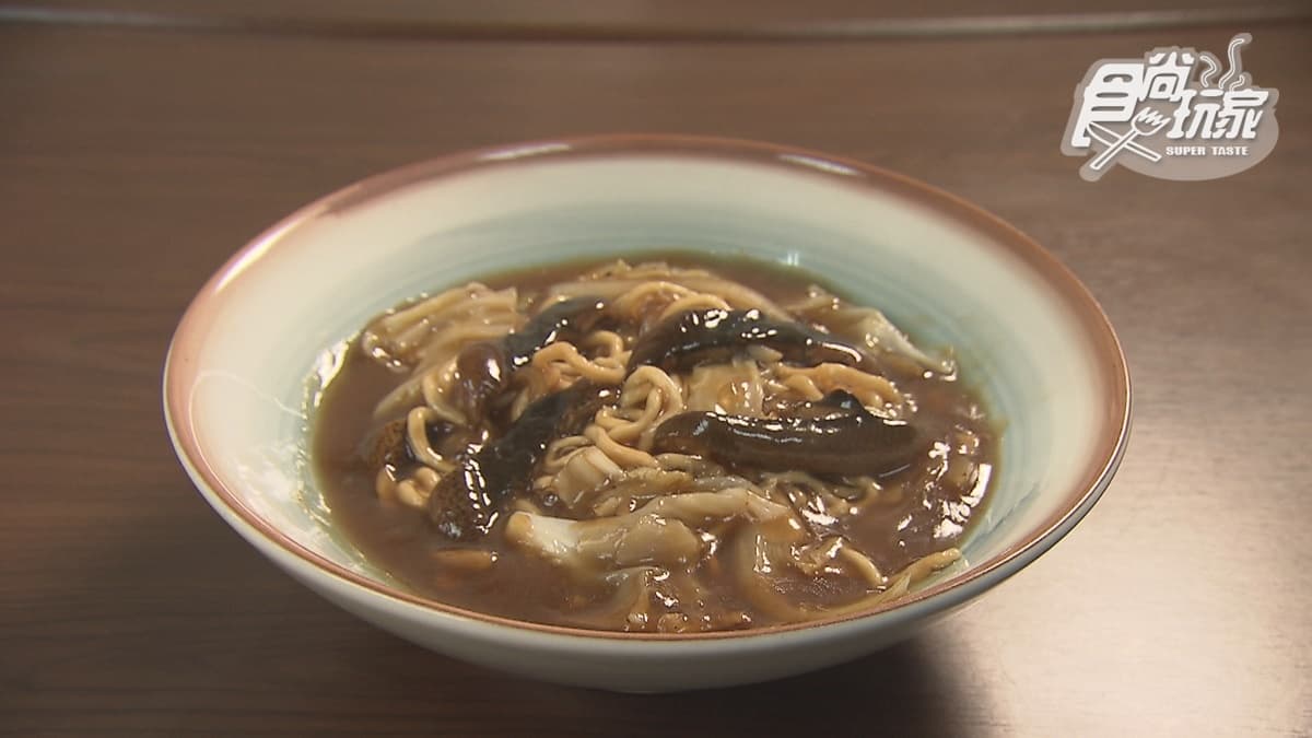 「鱔魚意麵」採用勾芡的做法，吸飽湯汁吃起來更濕潤。