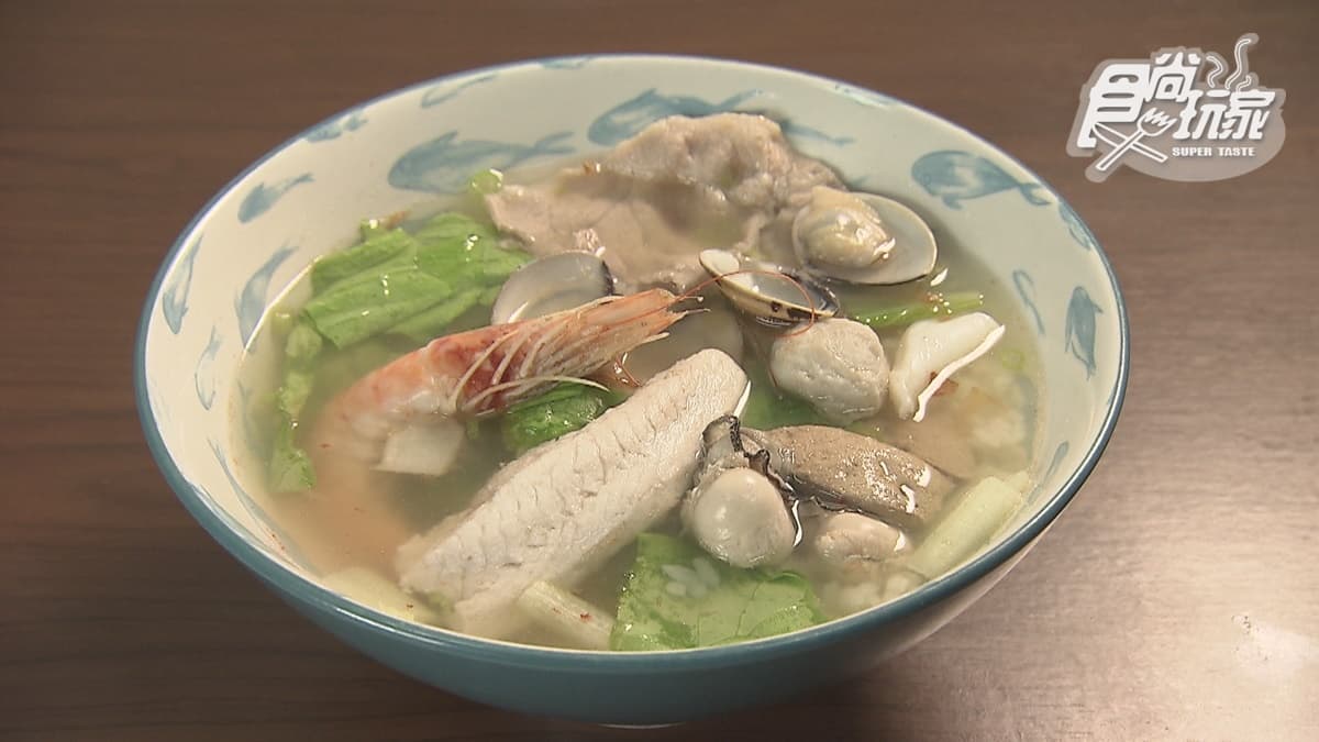 「海鮮粥」裡頭有８種海鮮、豬肝和肉片等配料，整碗超澎派。