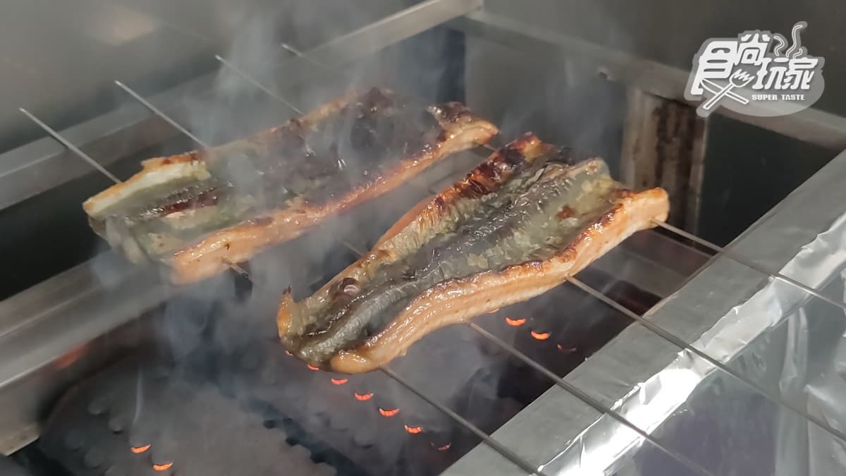 主廚使用嘉義鮮活直送的鰻魚做料理。