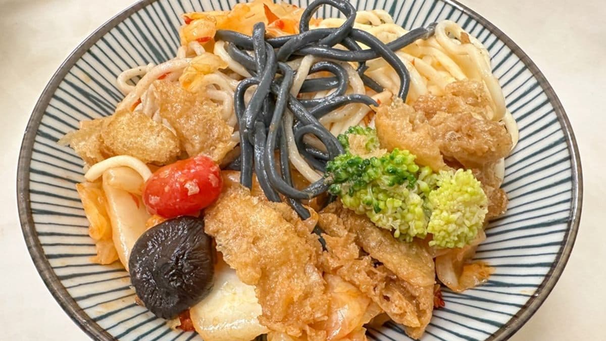 裡面有３種麵條，麵條吸滿泡菜醬汁，吃起來清爽酸V。（圖片來源：跟著尼力吃喝玩樂）