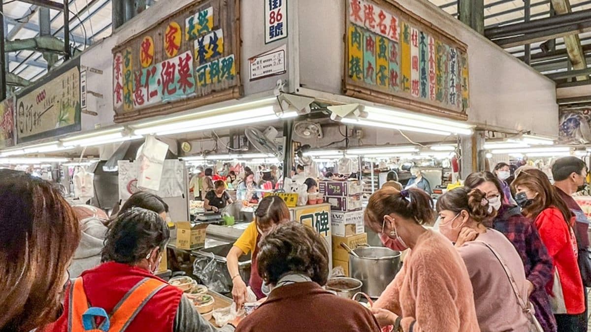 「陳家古早味」位於自由黃昏市場內。（圖片來源：跟著尼力吃喝玩樂）