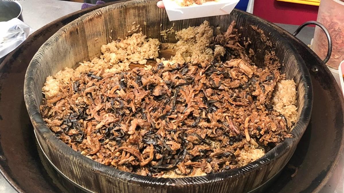 「紅番薯阿嬤油飯」使用傳統木桶蒸，噴香滋味好迷人。（圖片來源：跟著尼力吃喝玩樂）