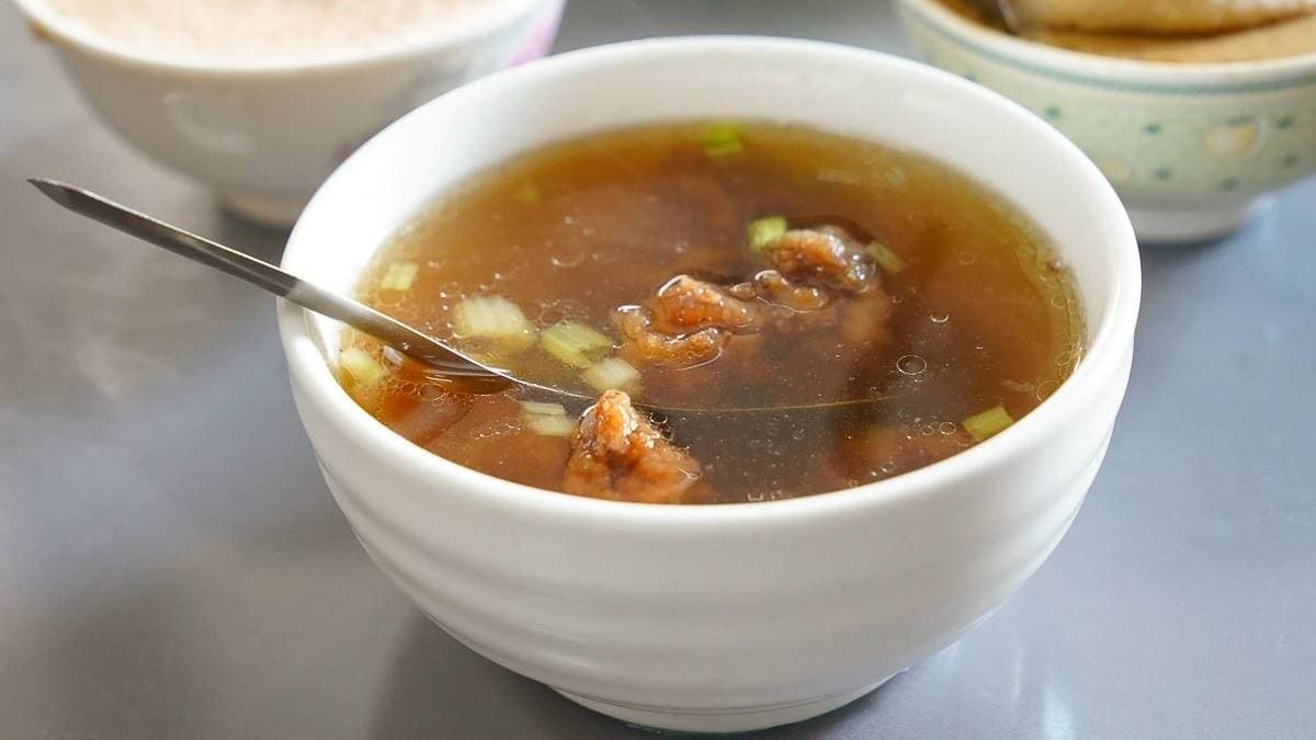 配主食也可以來碗熱呼呼的排骨酥湯。（圖片來源：美食好芃友）