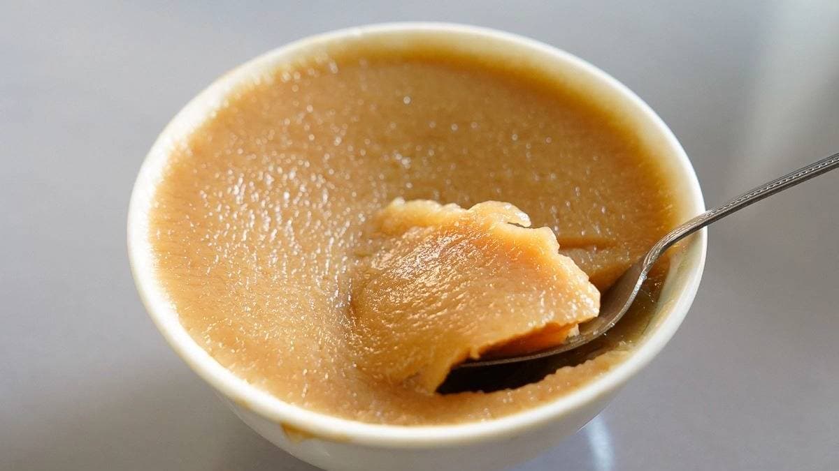 甜碗粿有著淡淡黑糖香氣，口感比鹹碗粿還彈牙。（圖片來源：美食好芃友）