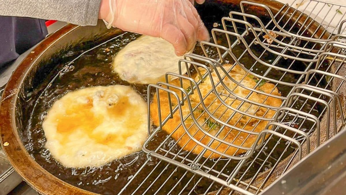 每一份都是現點製作，熱呼呼、口感酥脆。（圖片來源：跟著尼力吃喝玩樂）