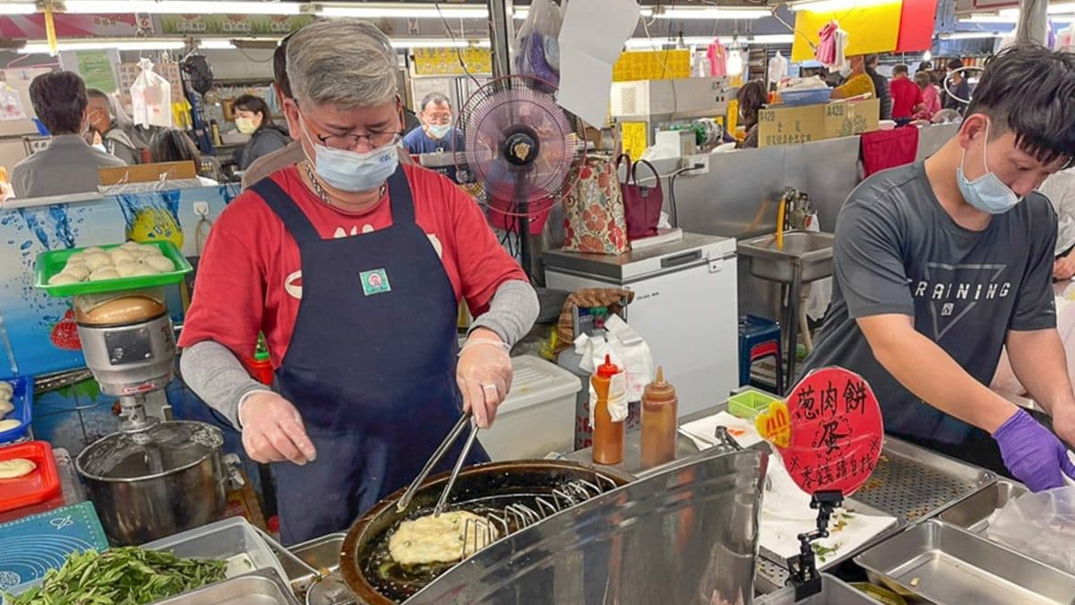 「鮮肉蔥蛋餅」位於自由市場F69號攤位。（圖片來源：跟著尼力吃喝玩樂）