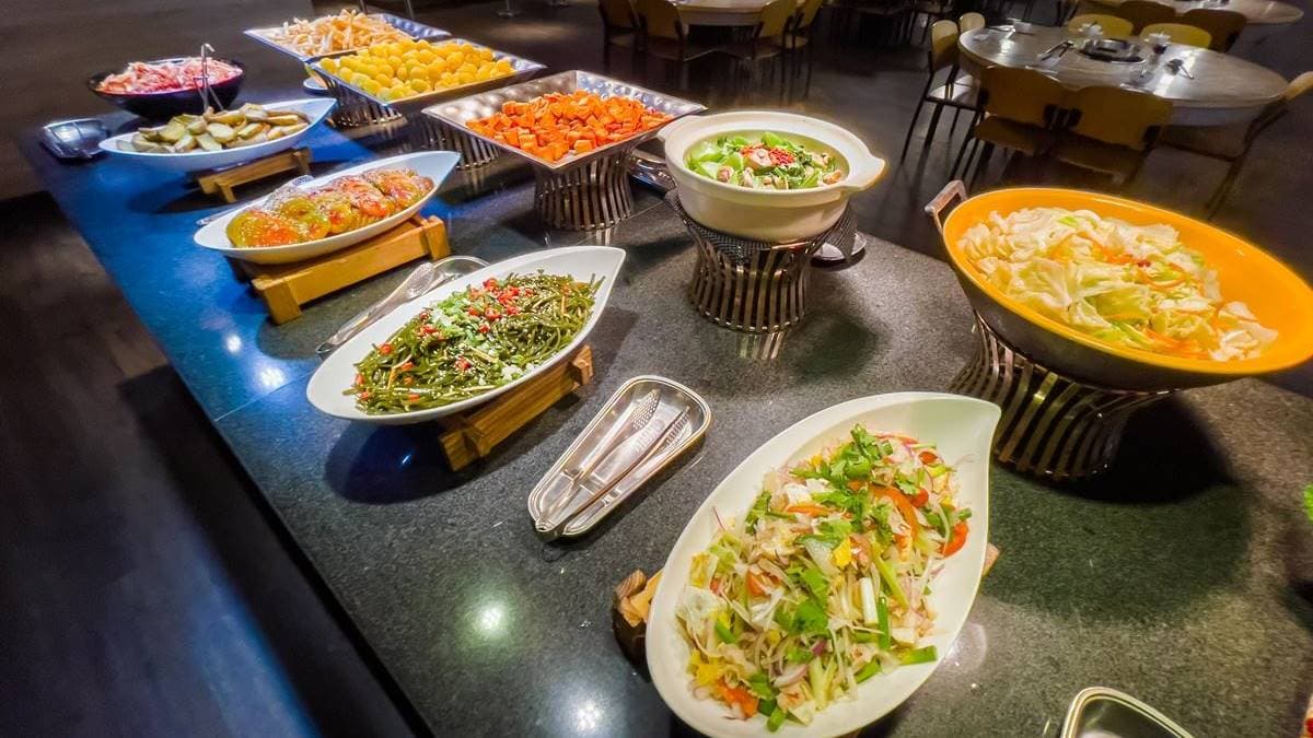 自助吧有多道熱炒料理可以無限吃。（圖片來源：小佳的幻想世界）