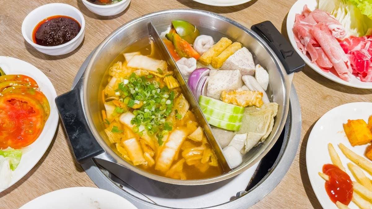 店家主打蒙古烤肉與鴛鴦鍋的火烤兩吃。（圖片來源：小佳的幻想世界）