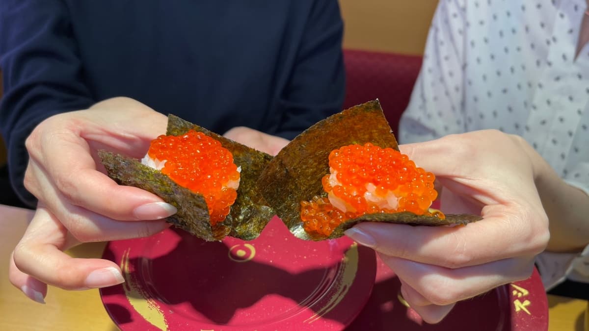 這太巨了啦!壽司郎萌翻「150cm鮪魚小萌獺」免費送,再狂嗑限定時不知鮭 這太巨了啦!壽司郎萌翻「150cm鮪魚小萌獺」免費送,再狂嗑限定時不知鮭