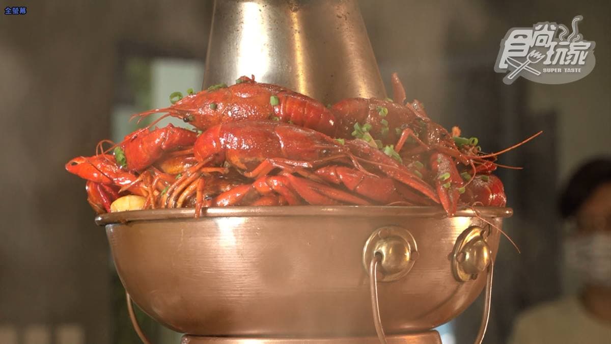 超霸氣的５層火鍋裡，有牛蛙、白蝦、雞肉、牛肉、小龍蝦等食材。